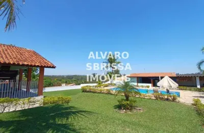 Casa com cozinha ampla de dois ambientes, sala de jantar, lavanderia coberta, sala de visita, sala de TV, 3 quartos sendo 1 suíte e mais um banheiro.