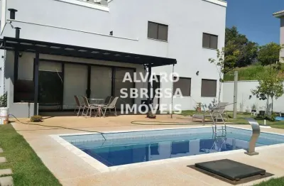 Casa com piscina, 4 quartos sendo duas suítes com ar sendo uma com close. 248m2ac. 700m2at.