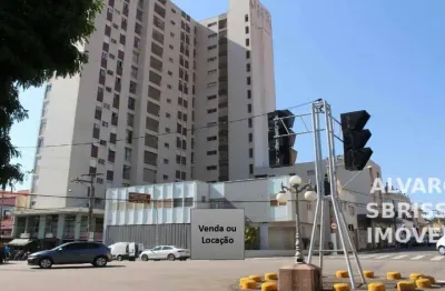 Salão comercial, com várias salas, na principal praça da cidade com vários banheiros, em terreno de 400m² e área construída 750m², com ar condicionado