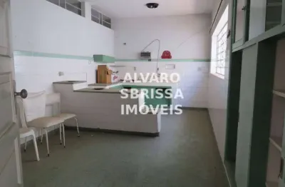 Casa na área comercial da cidade. possui 645m2 de terreno. vocação para escritórios, área da saúde, hotelaria ou residência. estuda permuta