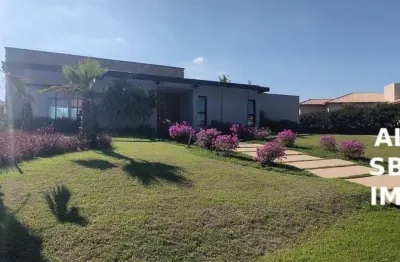 Casa de alto padrão, térrea com 5 suites, totalmente climatizada e com linda piscina.
