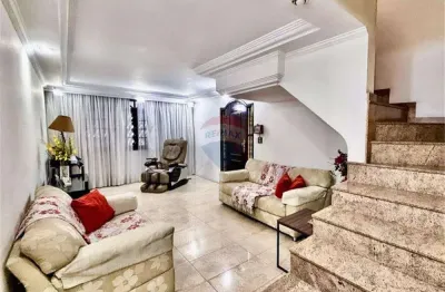 Sobrado sustentável: residência aconchegante com energia renovável, espaço gourmet, suítes luxuosas e memórias inesquecíveis em 150m²