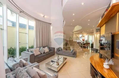 Sobrado impecável com projeto assinado por arquiteto renomado – porteira fechada!
