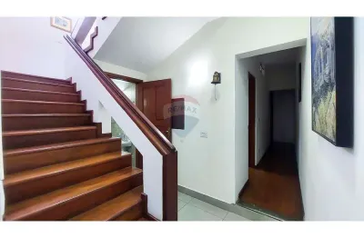 Sobrado. pode ser usado para fins comerciais ou residencias.
