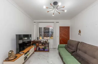 Sobrado 69m² em rua tranquila – 2 dormitórios + churrasqueira