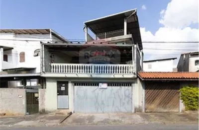 Casa à venda no Jaraguá com duas residências independentes. Ideal para morar e investir.