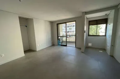 Apartamento de três dormitórios com closet, sacada com churrasqueira ao lado da ufsc