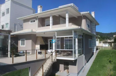 Espetacular casa em condomínio fechado, com piscina aquecida e salão de festas