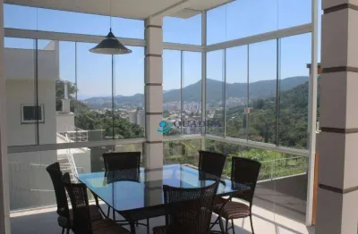 Espetacular casa em condomínio fechado, com piscina aquecida e salão de festas