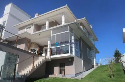 Casa em condomínio fechado, ccomm piscina aquecida e salão de festas