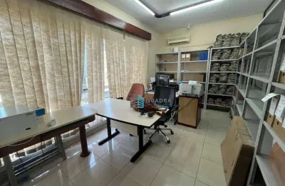 Sala no tradicional centro executivo ernesto pausewang com duas vagas de garagem