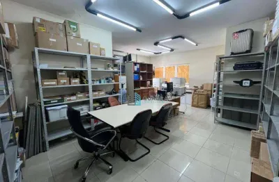 Sala no tradicional centro executivo ernesto pausewang com vaga de garagem