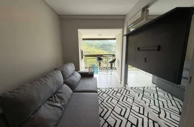 Apartamento mobiliado, churrasqueira na sacada e vista para o verde e andar alto, em condomínio completo