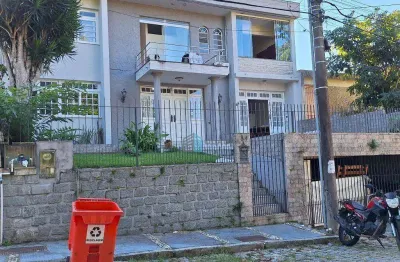 Casa à venda muito bem localizada no bairro trindade, florinanópolis !!
