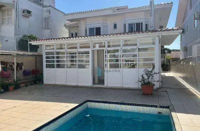 Casa com quatro dormitórios, sendo duas suítes, perto do posto policial do santa mônica