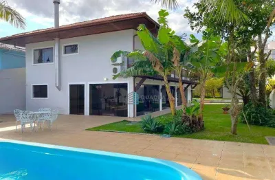 Casa à Venda com Amplo Terreno de Esquina no Parque São Jorge, Florianópolis !!