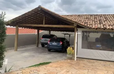 Casa de condomínio para venda possui 200 metros quadrados com 3 quartos