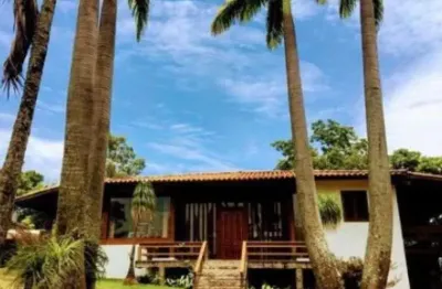 Casa de condomínio para venda tem 775 metros quadrados com 3 quartos
