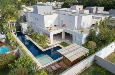 Casa de condomínio para venda tem 710 metros quadrados com 5 quartos
