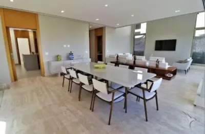 Casa de condomínio para venda tem 575 metros quadrados com 4 quartos
