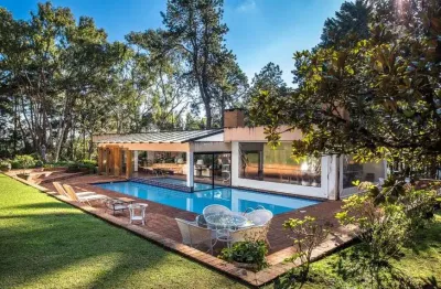 Casa de alto padrão à venda em campos do jordão - sp.