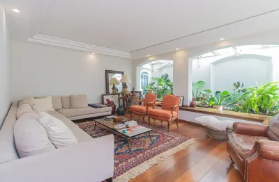 Sobrado para venda possui 350 metros quadrados com 4 quartos em Pacaembu - São Paulo - SP