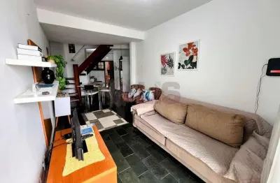 Casa assobradada em condomínio fechado a 250 metros da praia de massaguaçu