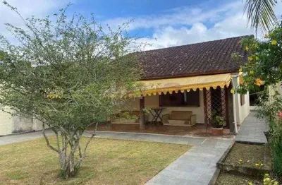 Casa térrea a 300m da praia martim de sá - conforto e praticidade