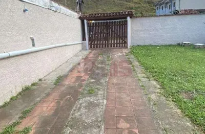 Venha conhecer esta casa térrea, ampla, com espaço para construir uma bela área de lazer/gourmet na prainha