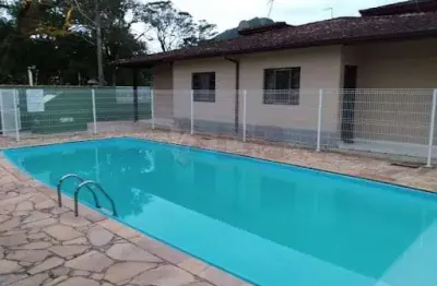 Venha conhecer esta casa térrea em condomínio, na praia martim de sá,  com segurança e tranquilidade, amplo terreço para descanso, lazer com piscina