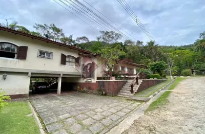 Casa de alto padrão ao pé da montanha – estilo colonial elegância, conforto e natureza em perfeita harmonia