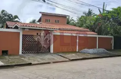 Sobrado no Capricórnio com 3 suítes, amplo quintal com churrasqueira.