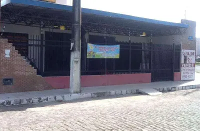 Prédio comercial com 2 pavimentos medindo 341m² no bairro luzia