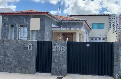 Descubra uma casa exuberante de 232m² com tudo o que você precisa para viver com estilo e exclusividade.