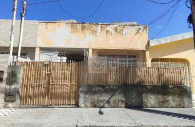 Versatilidade e espaço no coração da 13 de julho: casa com 4 quartos e quintal amplo!