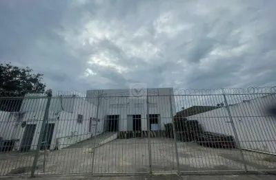 Excelente galpão amplo com doca e em localização de fácil acesso