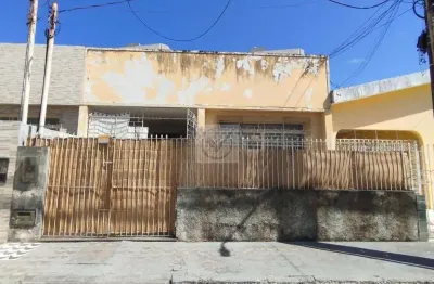 Versatilidade e Espaço no Coração da 13 de Julho: Casa com 4 Quartos e Quintal Amplo!