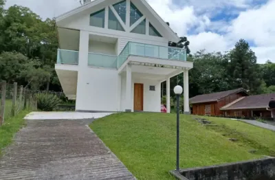 Vende-se excelente casa no condomínio fechado resort fazenda em piraquara condomínio com estrutura completa e excelente lagos área verde muito grande.