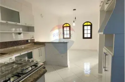 Sobrado espaçoso com 3 dormitórios e 4 vagas de garagem no jardim pinhal
