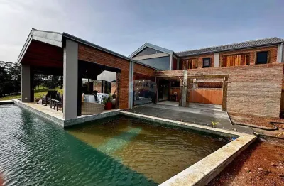 Luxo e natureza: casa de sonho em joanópolis pé na água