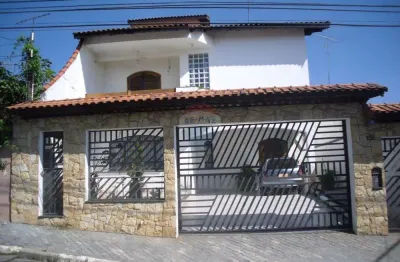 Seu Sobrado dos Sonhos no Jardim Santa Mena, 4 quartos sendo 1 suíte e 4 vagas de garagem!