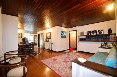 Cobertura exclusiva na melhor localização do batel com bigorrilho com piscina