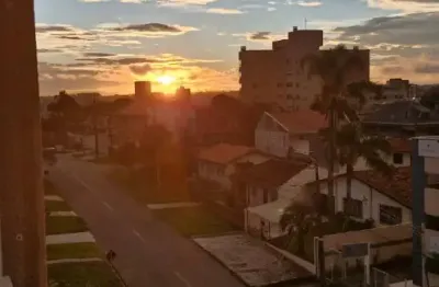 Limdo apartamento com 3 quartos sendo uma suite e sacada com churrasqueira