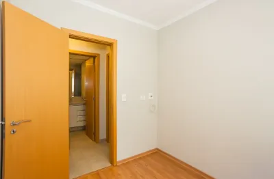 Apartamento bem localizado no Agua verde, 2 quartoa com sacada com churrasqueira