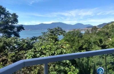 Sobrado em condomínio de 140m² com 2 suítes com vista para o mar em são sebastião-sp