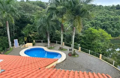 Chácara de 4700m² “pé na água' com 2 casas no Recanto dos Pássaros em Jacareí