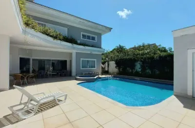 Linda casa em condomínio fechado com 5 suítes e excelente área de lazer