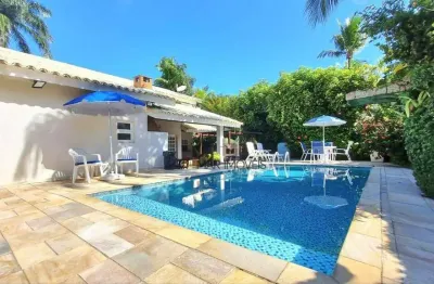 Aconchegante casa em estilo rústico minimalista dentro de condomínio fechado na região da praia de pernambuco no guarujá!