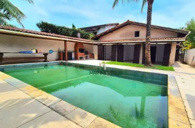 Casa em condomínio fechado de alto padrão em excelente localização!