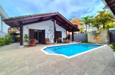 Aconchegante casa em condomínio fechado de alto padrão na região da prai de Pernambuco no Guarujá!